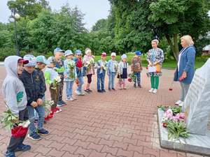 Сегодня цветы легли и  к памятной доске, расположенной в сквере Орловских партизан. Возлагали их  и воспитанники детского сада.